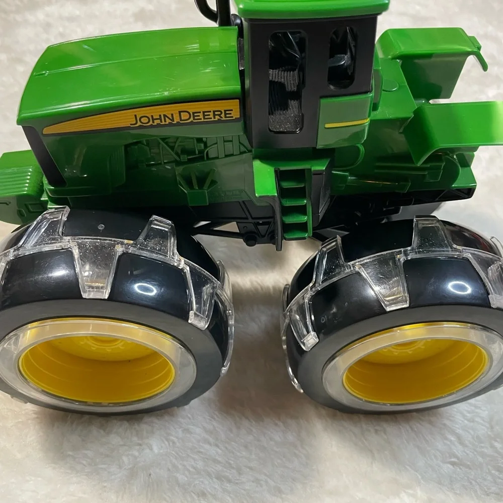 John Deere Light up Wheels Tractor Toy - Picture 3 of 8